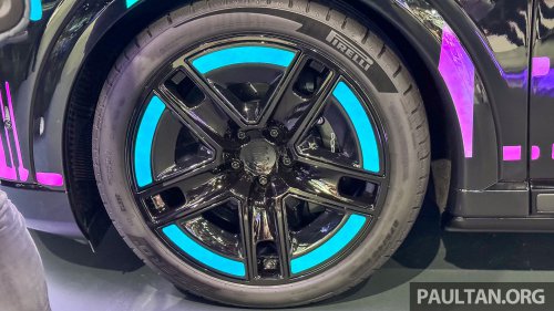 Porsche Cayenne Electric – radical all-screen interior with curved Flow Display, physical air-con controls