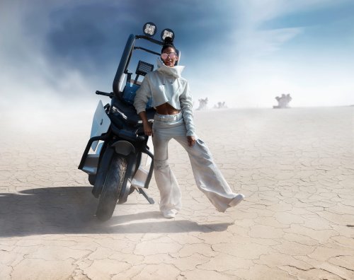 BMW Motorrad Vision CE e-scooter comes with cage