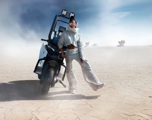 BMW Motorrad Vision CE e-scooter comes with cage