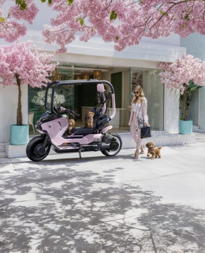 BMW Motorrad Vision CE e-scooter comes with cage