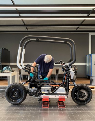 BMW Motorrad Vision CE e-scooter comes with cage