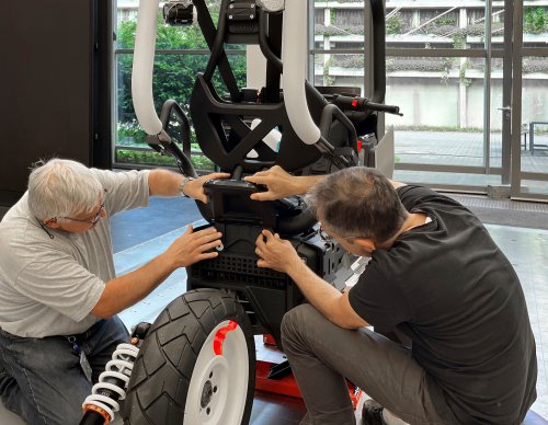 BMW Motorrad Vision CE e-scooter comes with cage