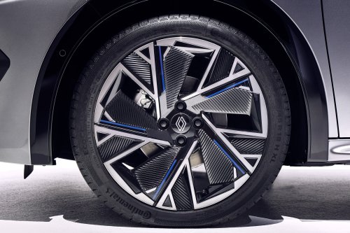 2026 Renault Clio debuts – sixth-gen is larger, gets more expressive styling; hybrid, petrol, LPG engines