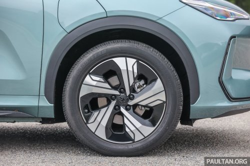 2025 Proton eMas 7 gets new Obsidian Black exterior, Alabaster White interior options, OTA Apple CarPlay