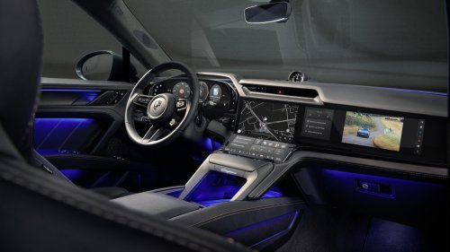 Porsche Cayenne Electric – radical all-screen interior with curved Flow Display, physical air-con controls