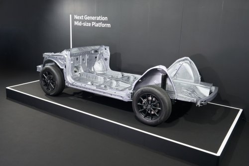 Honda next-gen mid-size platform for Civic/CR-V and new mid-size e:HEV hybrid system sampled in Japan