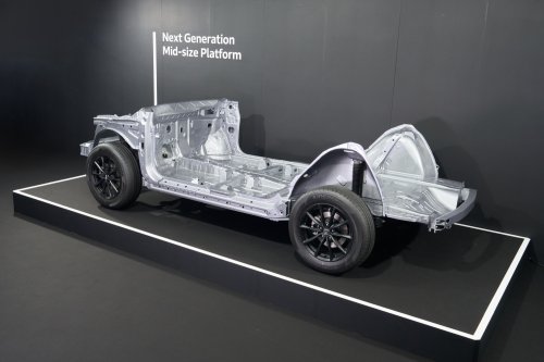 Honda next-gen mid-size platform for Civic/CR-V and new mid-size e:HEV hybrid system sampled in Japan