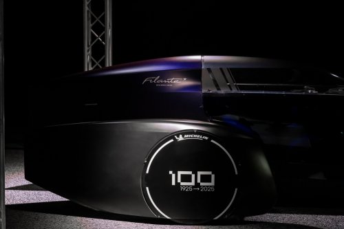 Renault Filante Record EV concept drives 1,008 km on single charge of 87 kWh battery, averaging 108 km/h