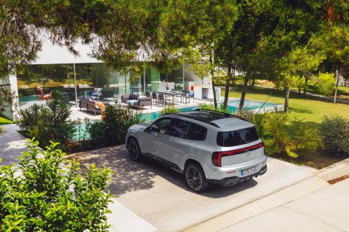 2026 Mercedes-Benz GLB – 7-seat EV SUV, up to 631 km, 320 kW DC charging, 400V optional, hybrid later