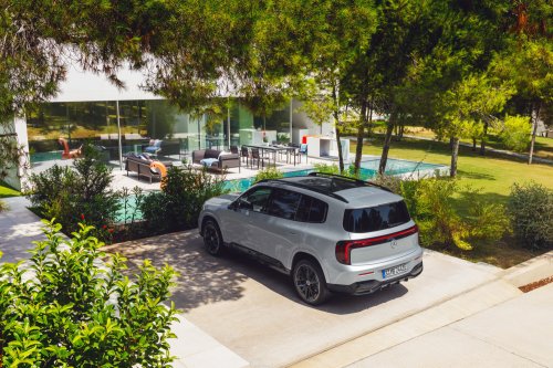 2026 Mercedes-Benz GLB – 7-seat EV SUV, up to 631 km, 320 kW DC charging, 400V optional, hybrid later
