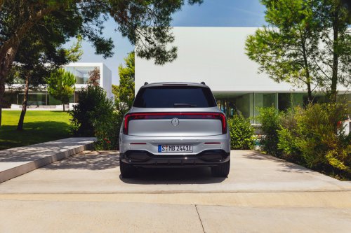 2026 Mercedes-Benz GLB – 7-seat EV SUV, up to 631 km, 320 kW DC charging, 400V optional, hybrid later