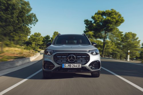 2026 Mercedes-Benz GLB – 7-seat EV SUV, up to 631 km, 320 kW DC charging, 400V optional, hybrid later