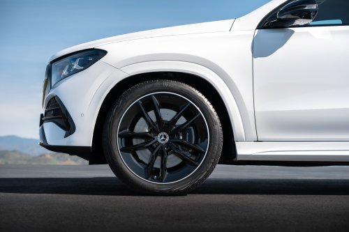2026 Mercedes-Benz GLE, GLS facelifts – full-width Superscreen, 4.0L flat-plane V8; 585 PS AMG PHEV