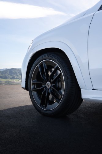 2026 Mercedes-Benz GLE, GLS facelifts – full-width Superscreen, 4.0L flat-plane V8; 585 PS AMG PHEV