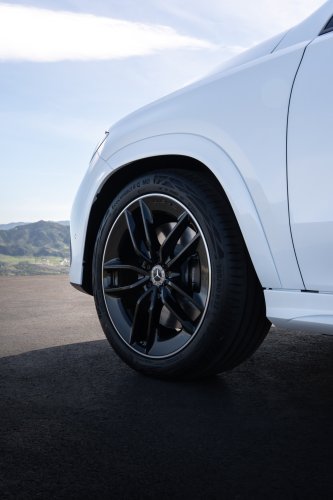 2026 Mercedes-Benz GLE, GLS facelifts – full-width Superscreen, 4.0L flat-plane V8; 585 PS AMG PHEV