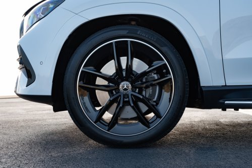 2026 Mercedes-Benz GLE, GLS facelifts – full-width Superscreen, 4.0L flat-plane V8; 585 PS AMG PHEV