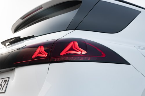 2026 Mercedes-Benz GLE, GLS facelifts – full-width Superscreen, 4.0L flat-plane V8; 585 PS AMG PHEV