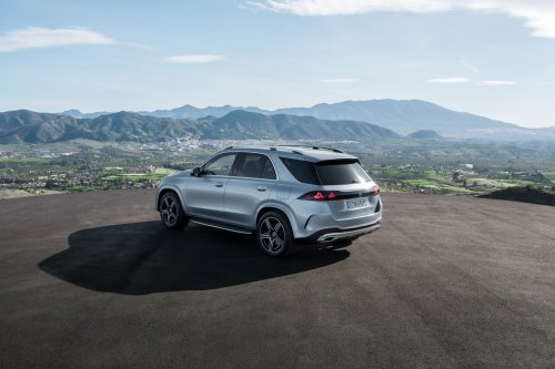 2026 Mercedes-Benz GLE, GLS facelifts – full-width Superscreen, 4.0L flat-plane V8; 585 PS AMG PHEV