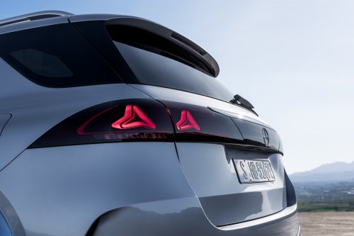 2026 Mercedes-Benz GLE, GLS facelifts – full-width Superscreen, 4.0L flat-plane V8; 585 PS AMG PHEV