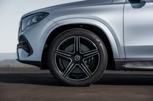 2026 Mercedes-Benz GLE, GLS facelifts – full-width Superscreen, 4.0L flat-plane V8; 585 PS AMG PHEV