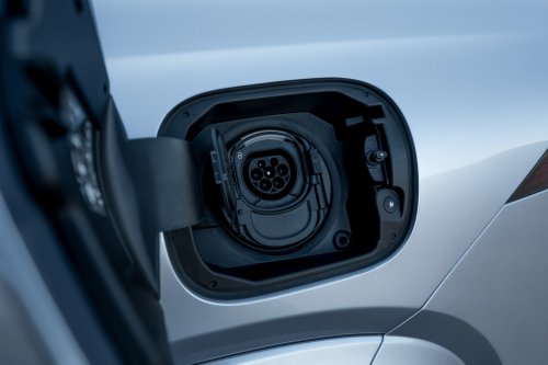 2026 Mercedes-Benz GLE, GLS facelifts – full-width Superscreen, 4.0L flat-plane V8; 585 PS AMG PHEV