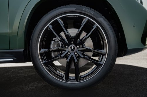 2026 Mercedes-Benz GLE, GLS facelifts – full-width Superscreen, 4.0L flat-plane V8; 585 PS AMG PHEV