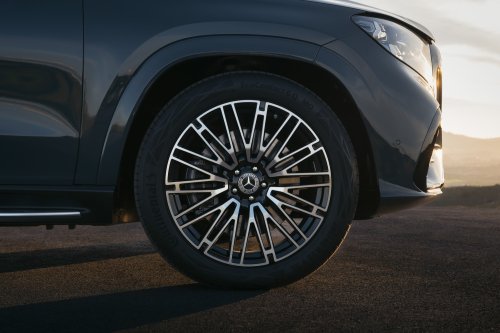 2026 Mercedes-Benz GLE, GLS facelifts – full-width Superscreen, 4.0L flat-plane V8; 585 PS AMG PHEV