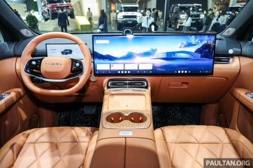 Jaecoo J8 facelift in Beijing – 30-inch 6K touchscreen, 23 speakers, smaller screen for global markets?