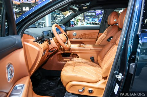 Jaecoo J8 facelift in Beijing – 30-inch 6K touchscreen, 23 speakers, smaller screen for global markets?