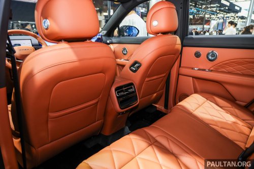 Jaecoo J8 facelift in Beijing – 30-inch 6K touchscreen, 23 speakers, smaller screen for global markets?