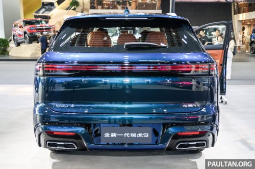Jaecoo J8 facelift in Beijing – 30-inch 6K touchscreen, 23 speakers, smaller screen for global markets?