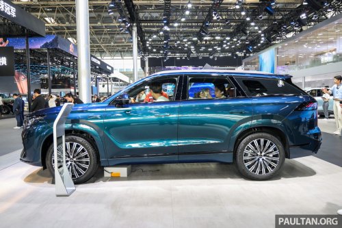 Jaecoo J8 facelift in Beijing – 30-inch 6K touchscreen, 23 speakers, smaller screen for global markets?