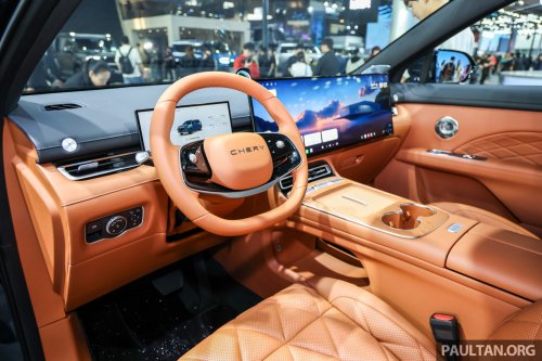 Jaecoo J8 facelift in Beijing – 30-inch 6K touchscreen, 23 speakers, smaller screen for global markets?