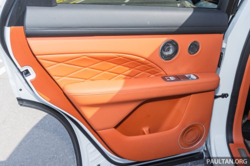 Jaecoo J8 facelift in Beijing – 30-inch 6K touchscreen, 23 speakers, smaller screen for global markets?