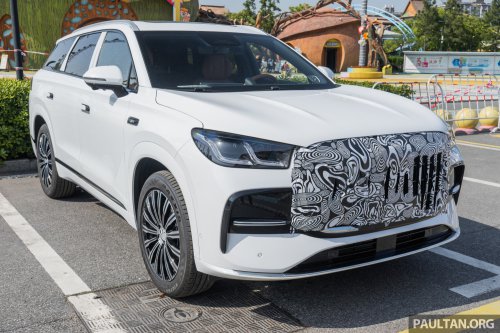 Jaecoo J8 facelift in Beijing – 30-inch 6K touchscreen, 23 speakers, smaller screen for global markets?