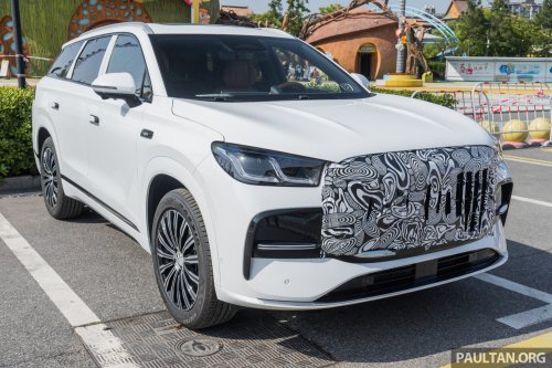 Jaecoo J8 facelift in Beijing – 30-inch 6K touchscreen, 23 speakers, smaller screen for global markets?
