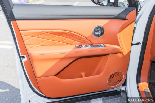 Jaecoo J8 facelift in Beijing – 30-inch 6K touchscreen, 23 speakers, smaller screen for global markets?
