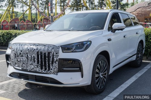 Jaecoo J8 facelift in Beijing – 30-inch 6K touchscreen, 23 speakers, smaller screen for global markets?