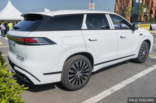 Jaecoo J8 facelift in Beijing – 30-inch 6K touchscreen, 23 speakers, smaller screen for global markets?