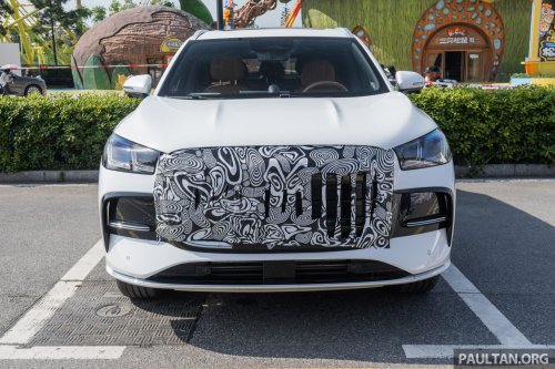 Jaecoo J8 facelift in Beijing – 30-inch 6K touchscreen, 23 speakers, smaller screen for global markets?
