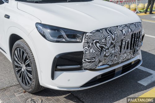 Jaecoo J8 facelift in Beijing – 30-inch 6K touchscreen, 23 speakers, smaller screen for global markets?