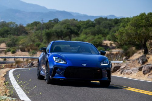 2027 Toyota GR86 revealed for the US – improved shift feel, updated throttle calibration, new Thunder paint