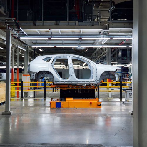 2026 Volvo EX60 new teaser pics dropped – 800V EV SUV with 810 km range debuting next week, Jan 21