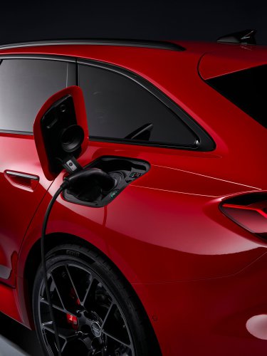 2026 Audi RS5 – 639 PS PHEV über sedan/wagon; 0-100 km/h 3.6 secs, 84 km EV range, up to 2,370 kg