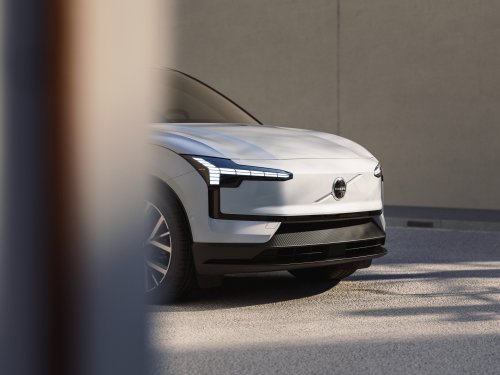 Volvo EX30 updated for MY2026 – entry-level 150 PS powertrain added, up to 476 km WLTP; new UX, V2L