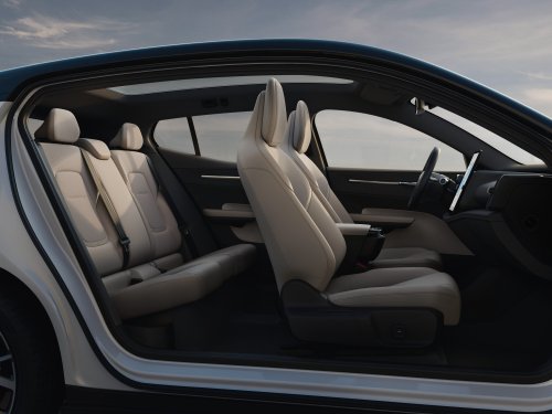 Volvo EX30 updated for MY2026 – entry-level 150 PS powertrain added, up to 476 km WLTP; new UX, V2L