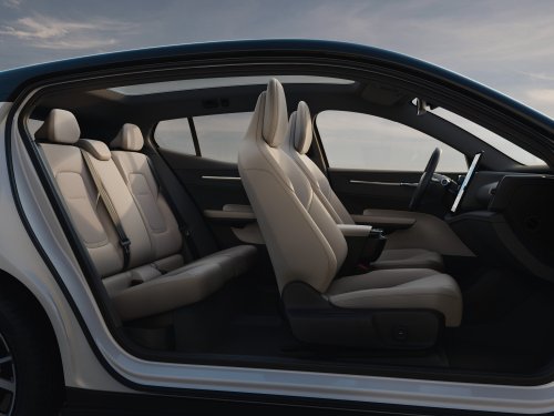 Volvo EX30 updated for MY2026 – entry-level 150 PS powertrain added, up to 476 km WLTP; new UX, V2L