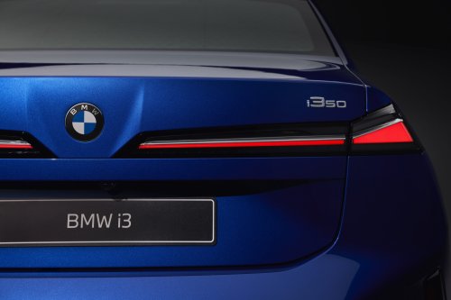 2026 BMW i3 L in China – LWB with manual door handles, over 1,000 km CLTC, coming to Malaysia?