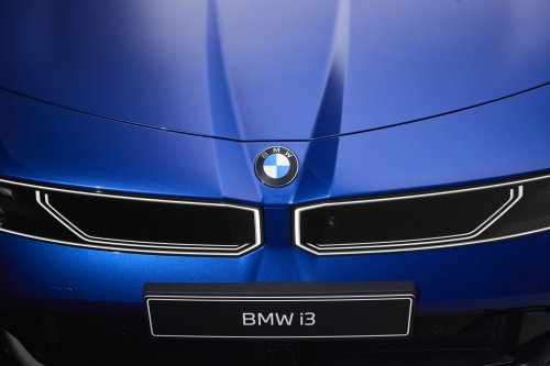 2026 BMW i3 L in China – LWB with manual door handles, over 1,000 km CLTC, coming to Malaysia?