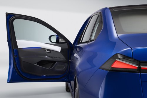 2026 BMW i3 L in China – LWB with manual door handles, over 1,000 km CLTC, coming to Malaysia?
